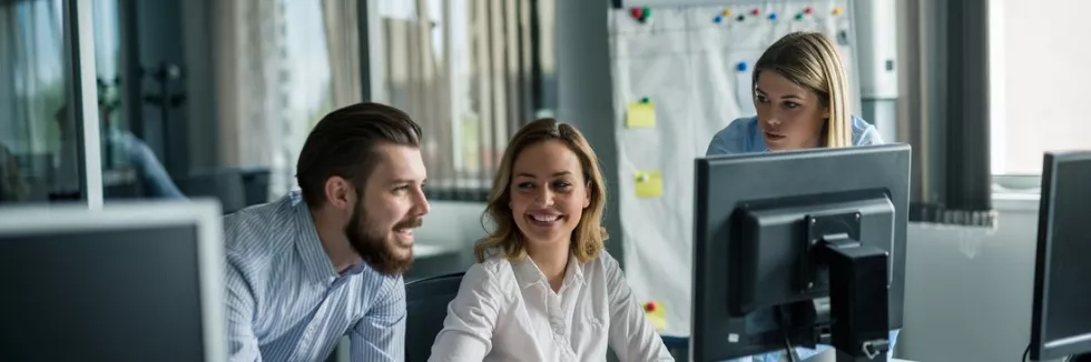 Artificial-Intelligence-Application-Masters-test-business-colleagues-working-together-on-a-computer-in-an-off