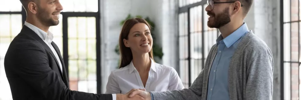 International-Trade-and-Business-Masters-test-confident-business-people-handshaking-standing-in-modern-off