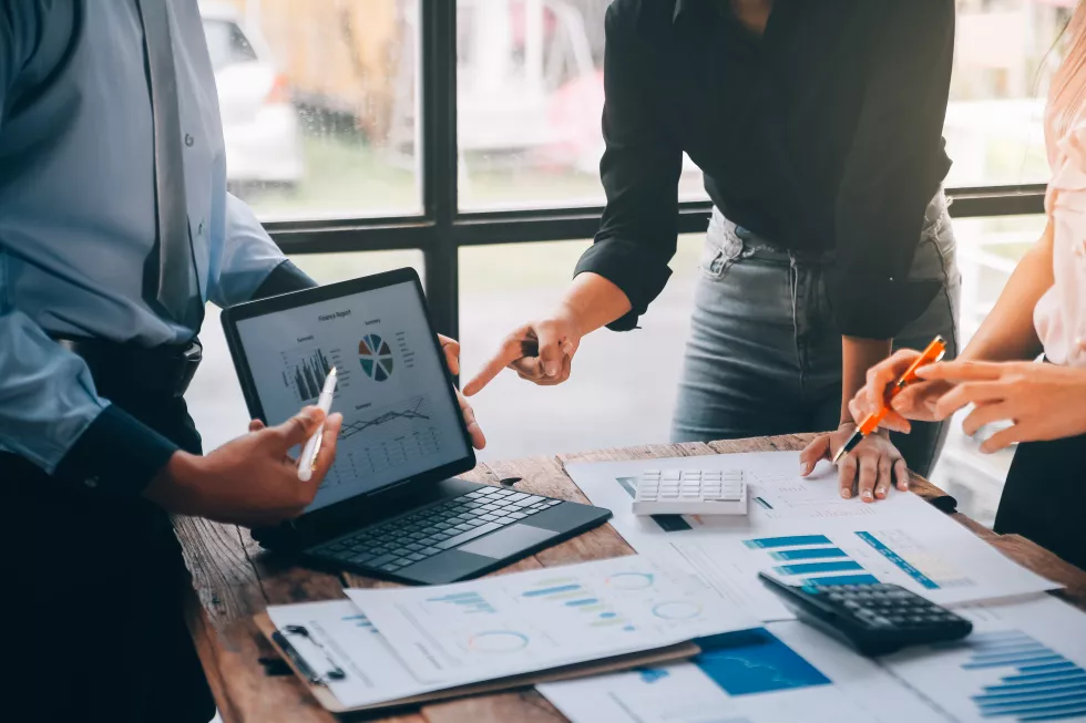 fund-managers-team-consultation-discuss-about-analysis-investment-stock-market-office