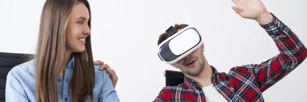 Multimedia-Technologies-Masters-test-woman-smiling-man-in-vr-glasses