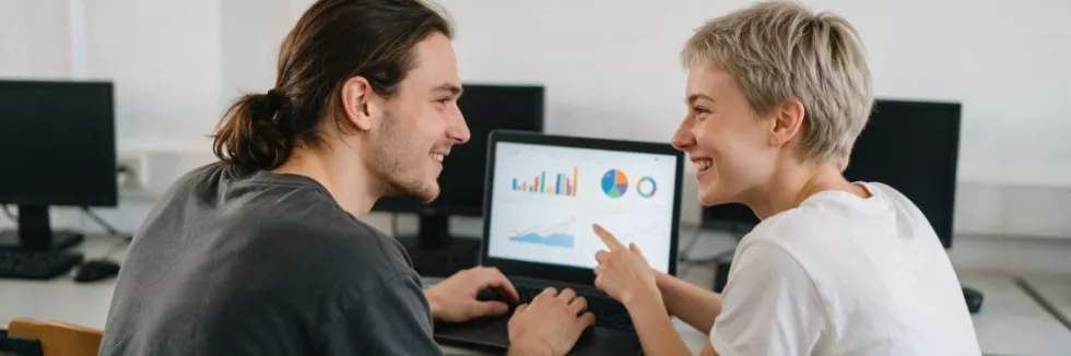 students-building-a-financial-data-dashboard