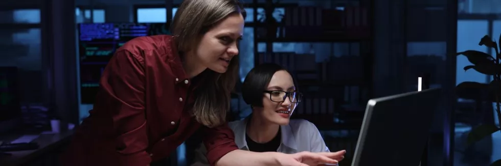 AI-Lab-Masters-test-late-night-teamwork-in-a-tech-office-brings-collaboration-an