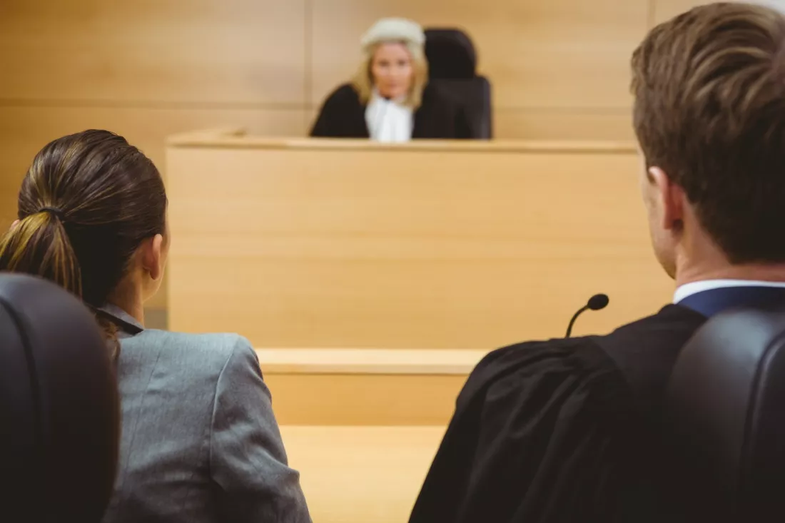 courtroom-judge-and-lawyers-arl-tekst