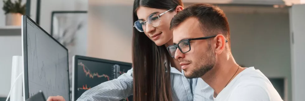 Big-Data-Analytics-Masters-test-two-stock-brokers-is-working-together-in-the-office-with-fin