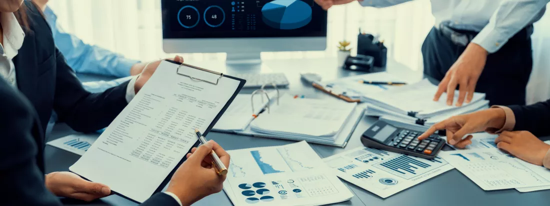 business-intelligence-data-analysis-concept-analyst-team-working-financial-data-analysis-dashboard-laptop-screen-as-marketing-indication-effective-business-strategic-planning-insight