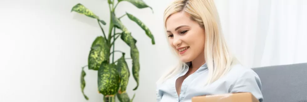 e-commerce-on-international-markets-freelancer-woman-business-private-working-at-office