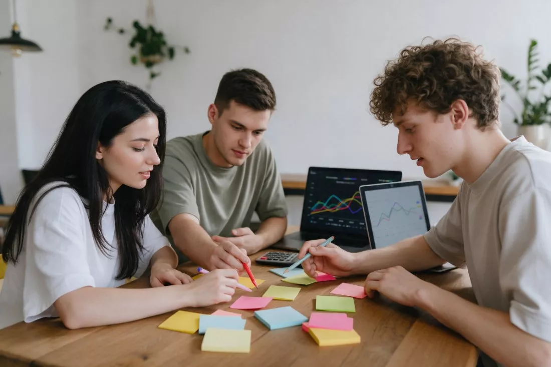 studenci-planuja-budzet-firmy-w-przestrzeni-coworkingowej