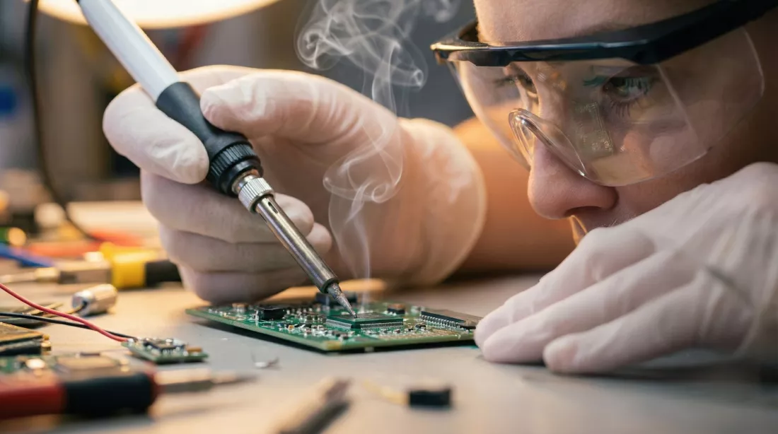 soldering-a-chip-on-a-printed-circuit-board