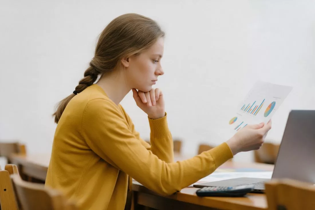 studentka-analizuje-raport-finansowy-w-bibliotece