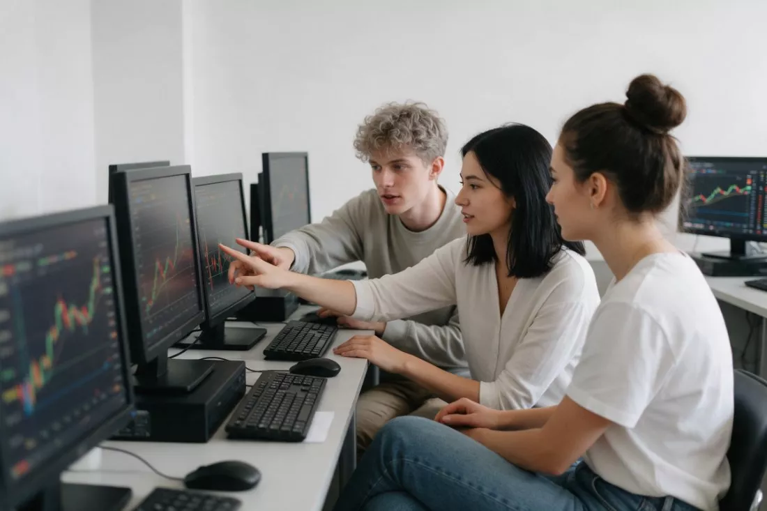 studenci-finansow-pracuja-w-pracowni-z-monitorami