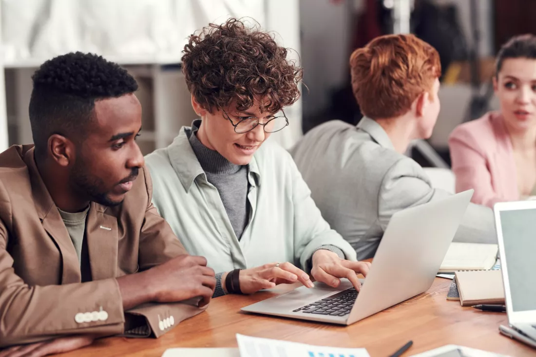 business-students-meeting-at-laptop