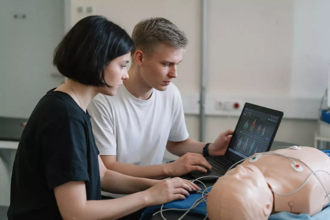 studenci-informatyki-medycznej-przy-manekinie-treningowym