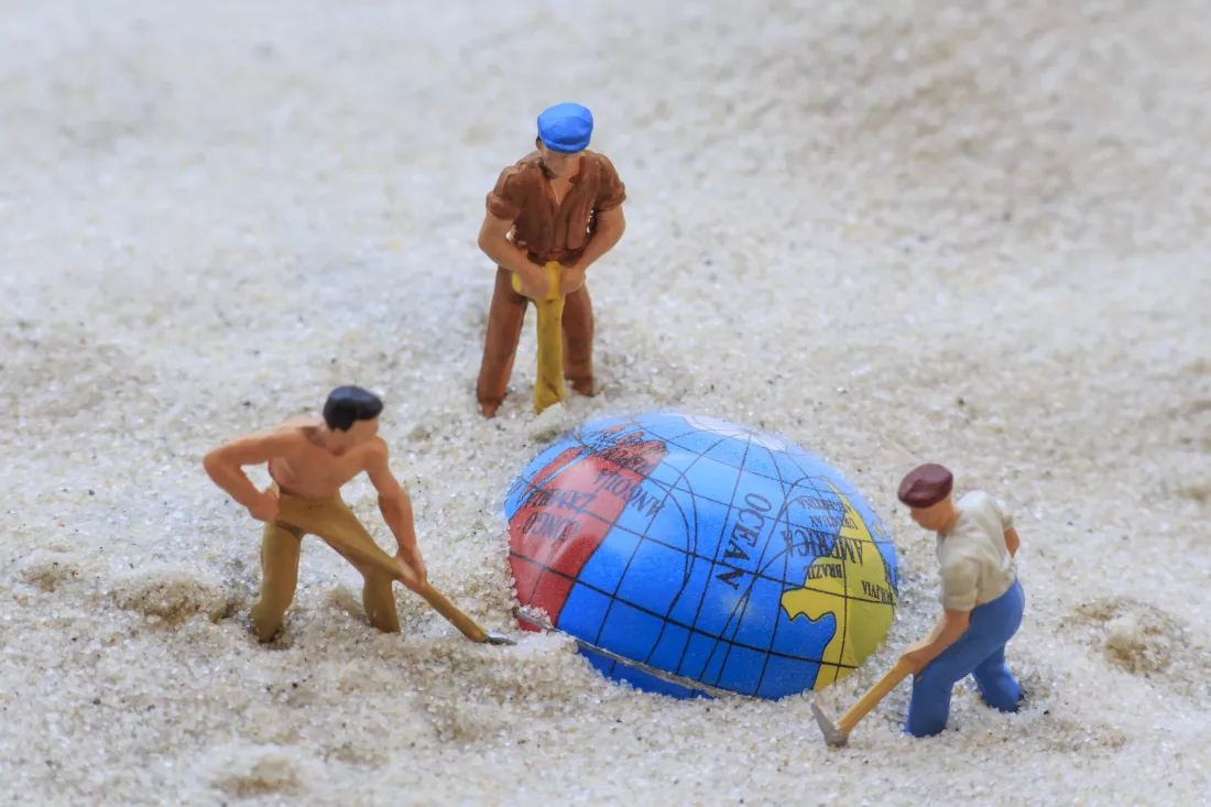 figurine-globe-sand-beach