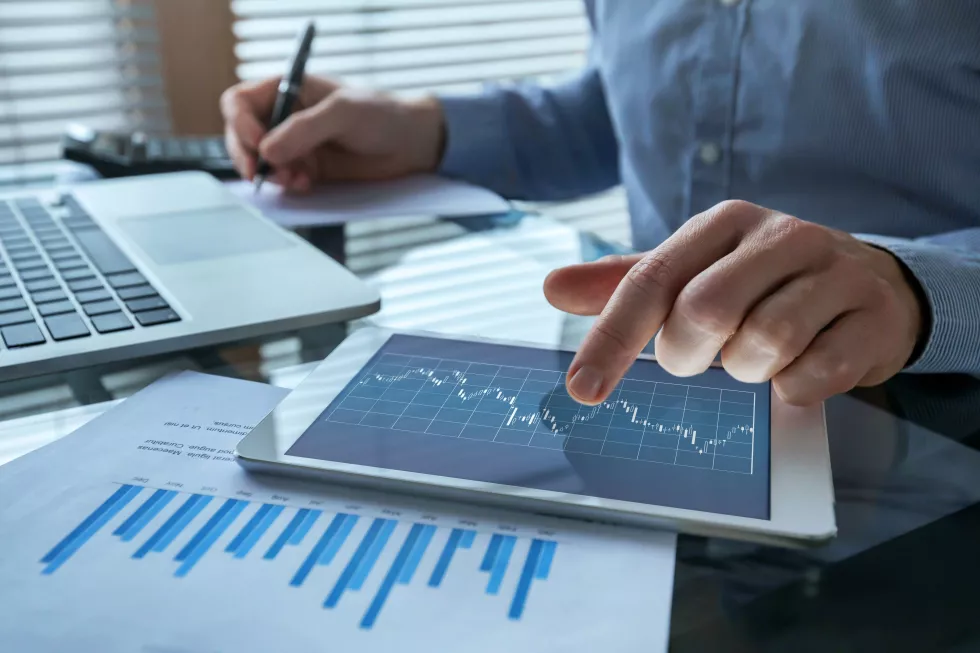 financial-analytics-business-man-working-with-charts-fintech