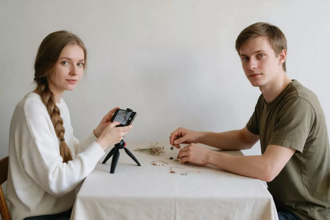 studenci-przygotowuja-zdjecia-produktow-do-sklepu-internetowego