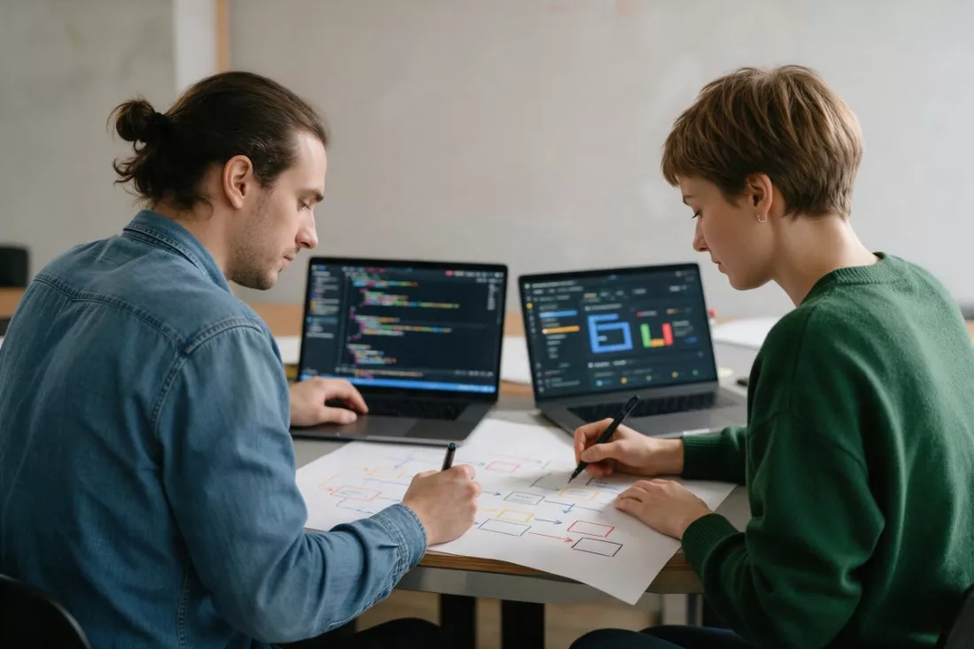 studenci-projektuja-przeplyw-danych-przy-laptopach