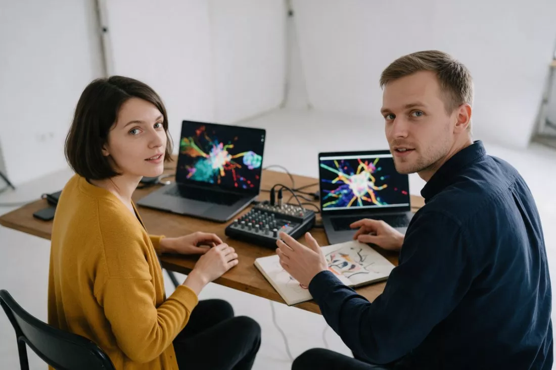 studenci-omawiaja-projekt-sztuki-generatywnej-w-pracowni