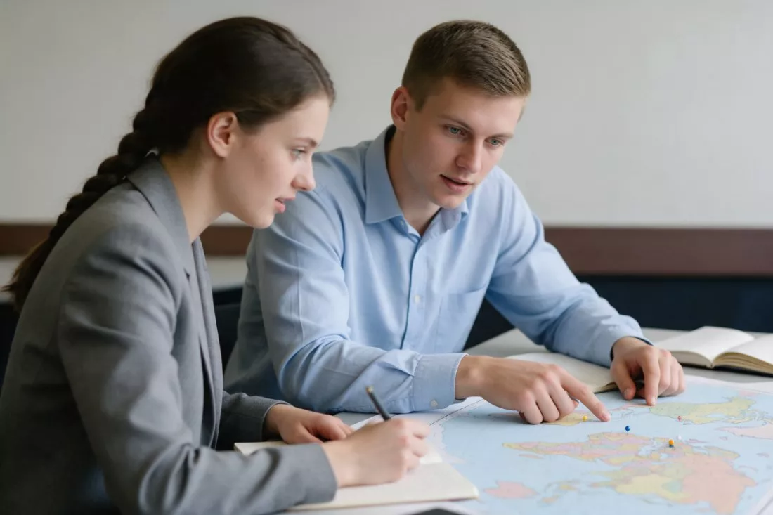 studenci-dyskutuja-nad-mapa-swiata-na-seminarium