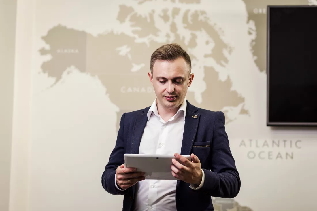 close-up-image-business-man-holding-digital-tablet-portrait-handsome-young-man-working-with-tablet-office-intelligent-confidents-businessman-holding-touch-pad-with-infographics