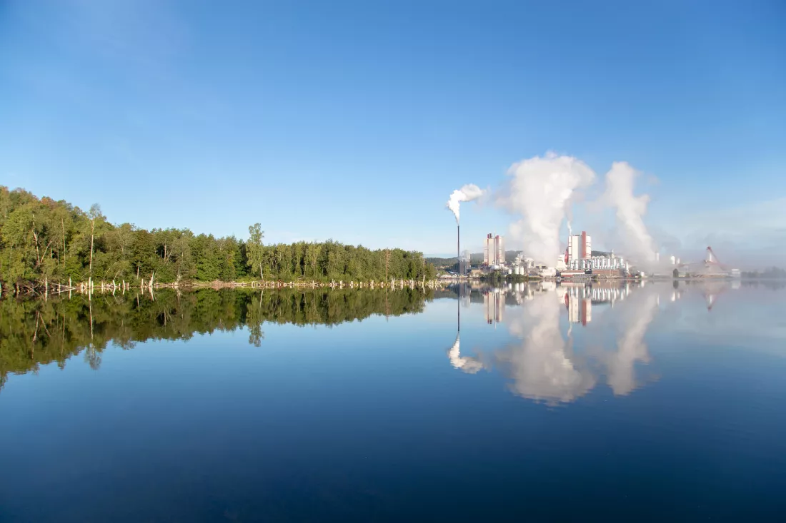 factory-is-releasing-smoke-morming