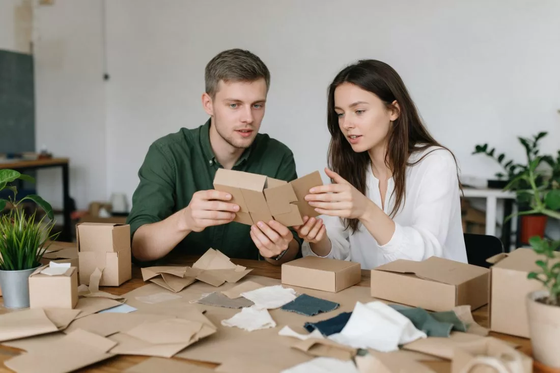 studenci-testuja-prototyp-ekologicznego-opakowania
